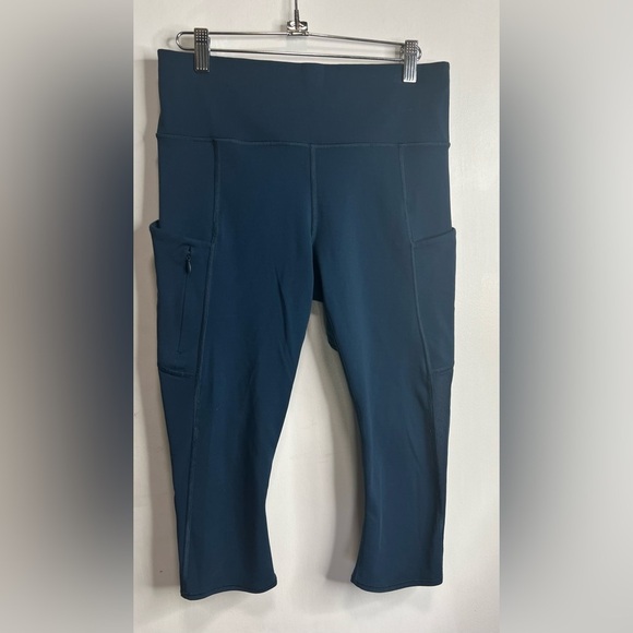 Athleta Long Shorts / Capris Size MT